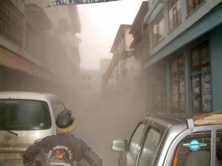 Orta Hasarlı Binasını Onarmayanlar Yıkıma Başladı