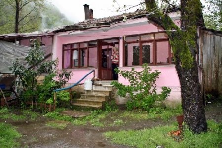 Orta hasarlı evinin yıkımına karşı çıktı