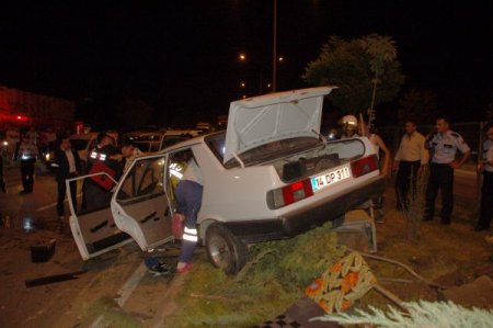 Orta refüje çarpan araçtaki 2 kişi yaralandı