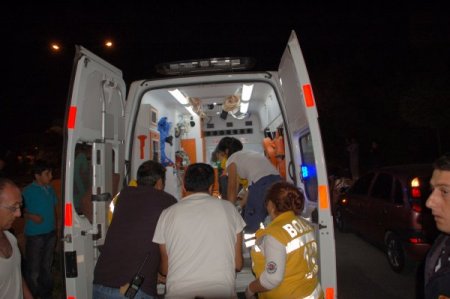 Orta refüje çarpan araçtaki 2 kişi yaralandı