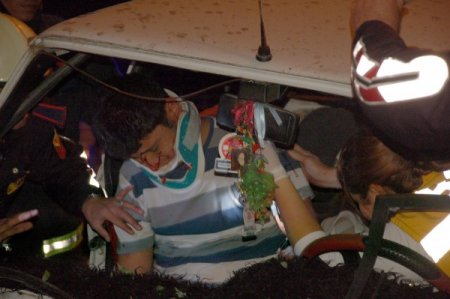 Orta refüje çarpan araçtaki 2 kişi yaralandı