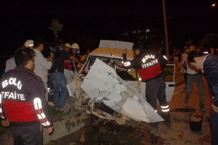 Orta refüje çarpan araçtaki 2 kişi yaralandı