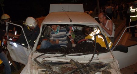 Orta refüje çarpan araçtaki 2 kişi yaralandı