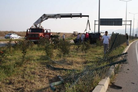 Orta refüje çarpan otomobil takla attı