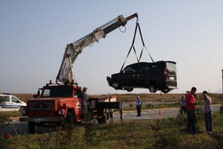 Orta refüje çarpan otomobil takla attı