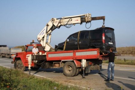 Orta refüje çarpan otomobil takla attı