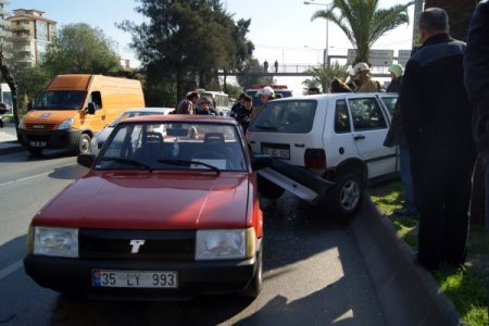 Orta Refüjü Aşan Bayan Sürücü Otomobilde Sıkıştı