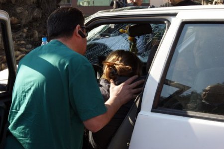 Orta Refüjü Aşan Bayan Sürücü Otomobilde Sıkıştı