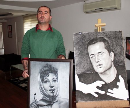 Ortaokul mezunu ressam 16 yıldır ünlülerin resmini çiziyor