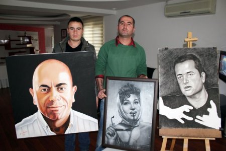 Ortaokul mezunu ressam 16 yıldır ünlülerin resmini çiziyor