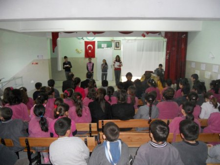 Ortaokul öğrencilerinden şiir dinletisi