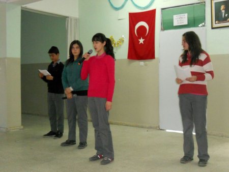 Ortaokul öğrencilerinden şiir dinletisi