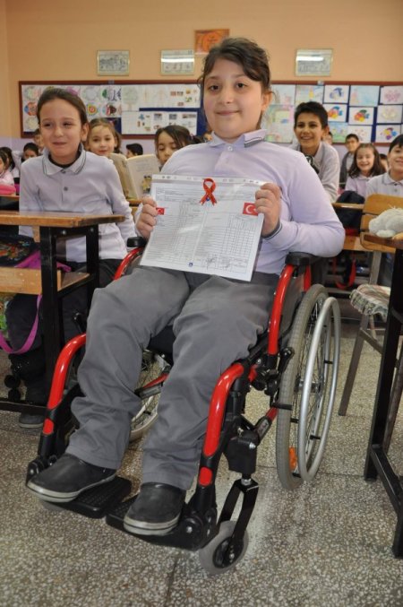 Ortapedik engelli Şeyma, başarısı ile göz dolduruyor