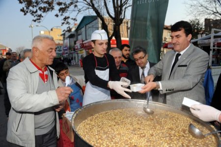 Osmangazi Belediye Başkanı Dündar aşure dağıttı
