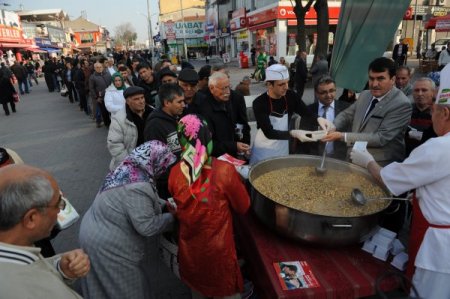 Osmangazi Belediye Başkanı Dündar aşure dağıttı