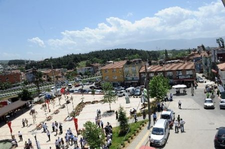 Osmangazi Belediyesi Ovaakça Meydanı'nı 6 ayda hizmete açtı