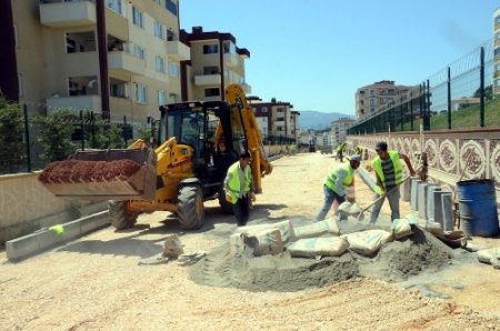 Osmangazi'de bordür tratuvar ve asfaltlama çalışmaları sürüyor