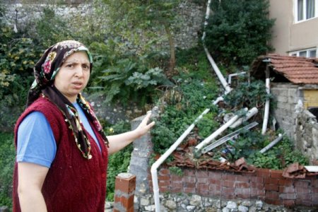 Osmangazi'de lağım suyu evinden çıkan aile çözüm bekliyor