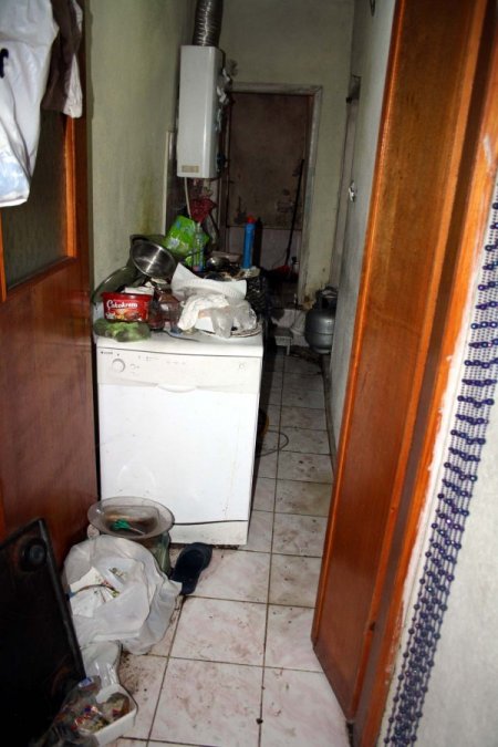 Osmangazi'de lağım suyu evinden çıkan aile çözüm bekliyor