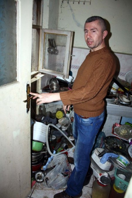 Osmangazi'de lağım suyu evinden çıkan aile çözüm bekliyor