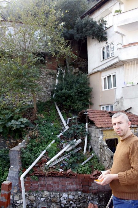 Osmangazi'de lağım suyu evinden çıkan aile çözüm bekliyor