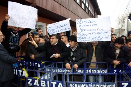 Osmangazi'de pazarcıların belediyeye tepkisi devam ediyor