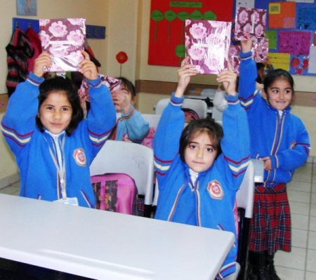 Osmaniye Emniyet Müdürlüğü Öğrencilere Hikaye Kitabı Dağıttı