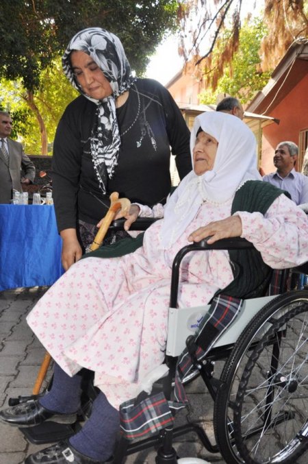 Osmaniye Müftülüğü tekerlekli sandalye dağıttı