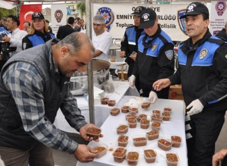 Osmaniye polisi, Cumhuriyet Meydanı'nda aşure dağıttı