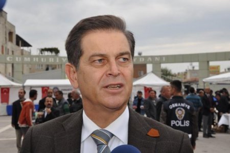 Osmaniye polisi, Cumhuriyet Meydanı'nda aşure dağıttı