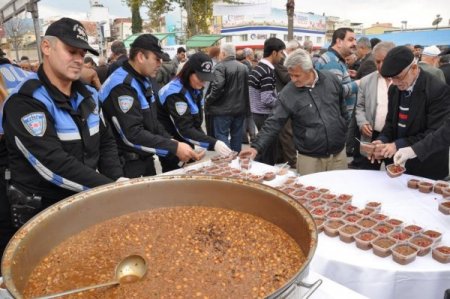 Osmaniye polisi, Cumhuriyet Meydanı'nda aşure dağıttı