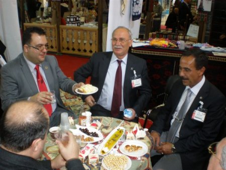 Osmaniye Valisi Cerrah, Emıtt'te Burhaniye Standını Gezdi