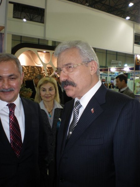 Osmaniye Valisi Cerrah, Emıtt'te Burhaniye Standını Gezdi