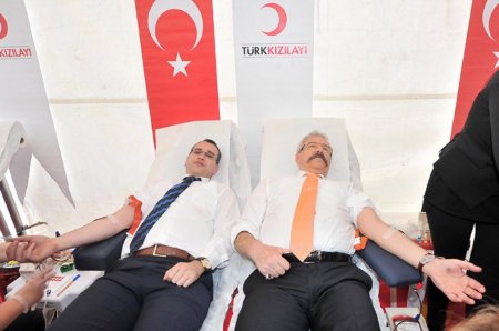 Osmaniye Valisi Cerrah, kan vererek kampanyaya öncülük etti