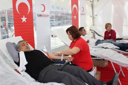 Osmaniye Valisi Cerrah, kan vererek kampanyaya öncülük etti