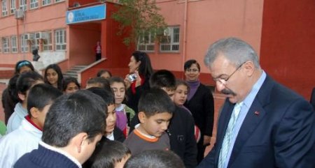 Osmaniye Valisi Cerrah, Mektup Yazarak Kendisini Okula Davet Eden Öğrencileri Ziyaret Etti
