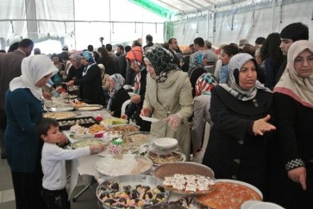 Osmaniye'de, Kur’an kursları yararına kermes açıldı