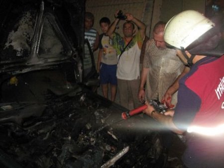 Osmaniye'de Apartmanın Garajında Yanan Araç Korkulu Anlar Yaşattı