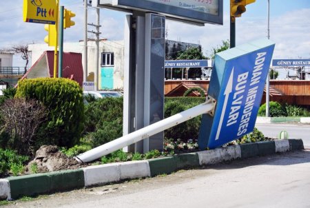 Osmaniye’de fırtına şehir merkezini yıktı geçti
