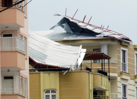 Osmaniye’de fırtına şehir merkezini yıktı geçti