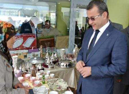 Osmaniye'de öğrenciler yararına kermes açıldı