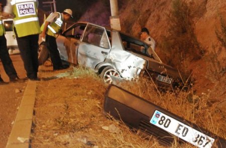 Osmaniye'de orta refüje çarpan otomobil şarampole düştü: 3 yaralı