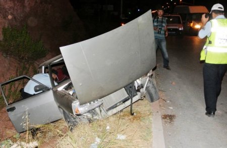 Osmaniye'de orta refüje çarpan otomobil şarampole düştü: 3 yaralı