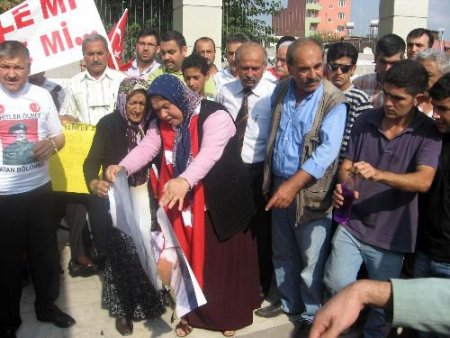 Osmaniye'de Terör Örgütü Elebaşının Resimleri Yakıldı