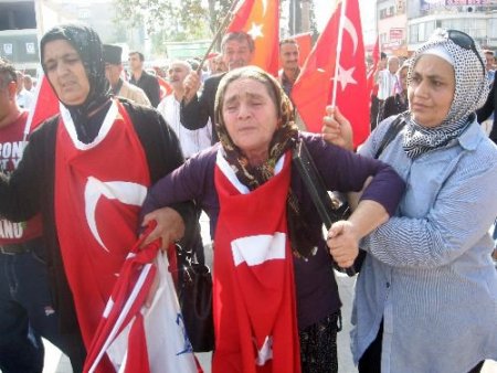 Osmaniye'de Terör Örgütü Elebaşının Resimleri Yakıldı