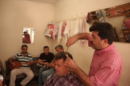 Osmaniyeli berber canlı müzik eşliğinde tıraş yapıyor