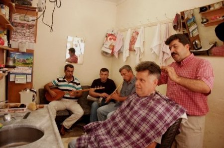 Osmaniyeli berber canlı müzik eşliğinde tıraş yapıyor