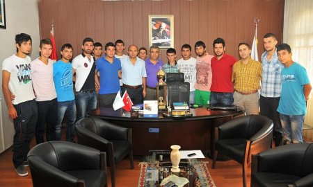 Osmaniye'nin şampiyon hokeycileri sevinçlerini il müdürüyle paylaştı