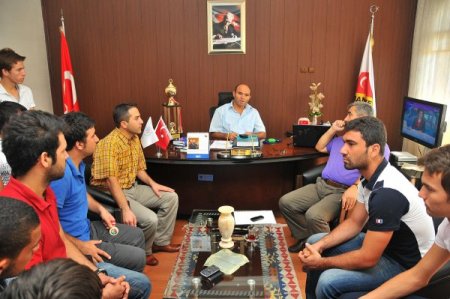 Osmaniye'nin şampiyon hokeycileri sevinçlerini il müdürüyle paylaştı