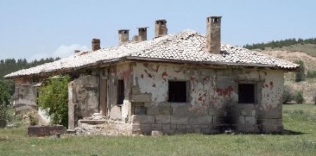 Osmanlı Ordusuna At Yetiştiren Tarihi Binalar Sahipsizlikten Çürüyor
